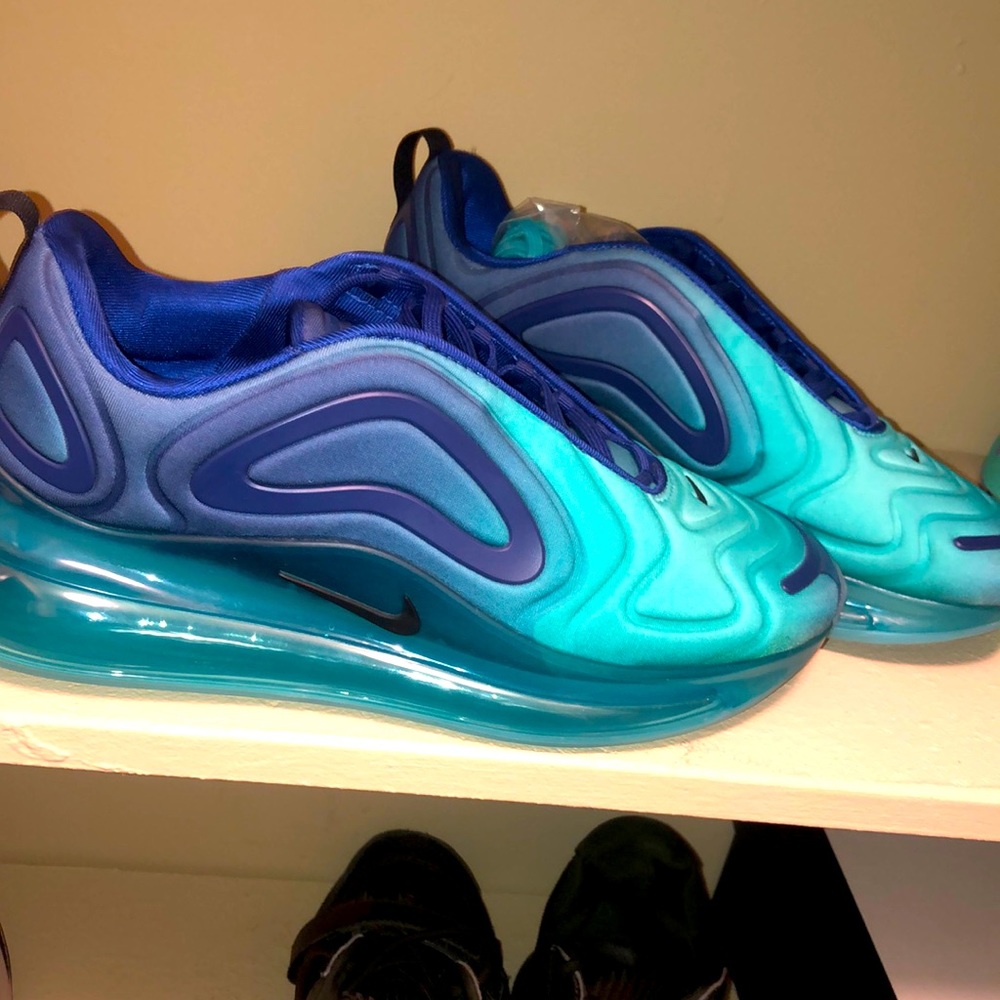 Beautiful air max 720 . Size 9.5